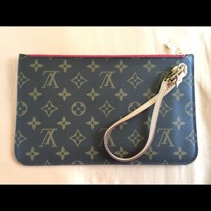 🌺 Authentic Louis Vuitton Pochette/Wristlet